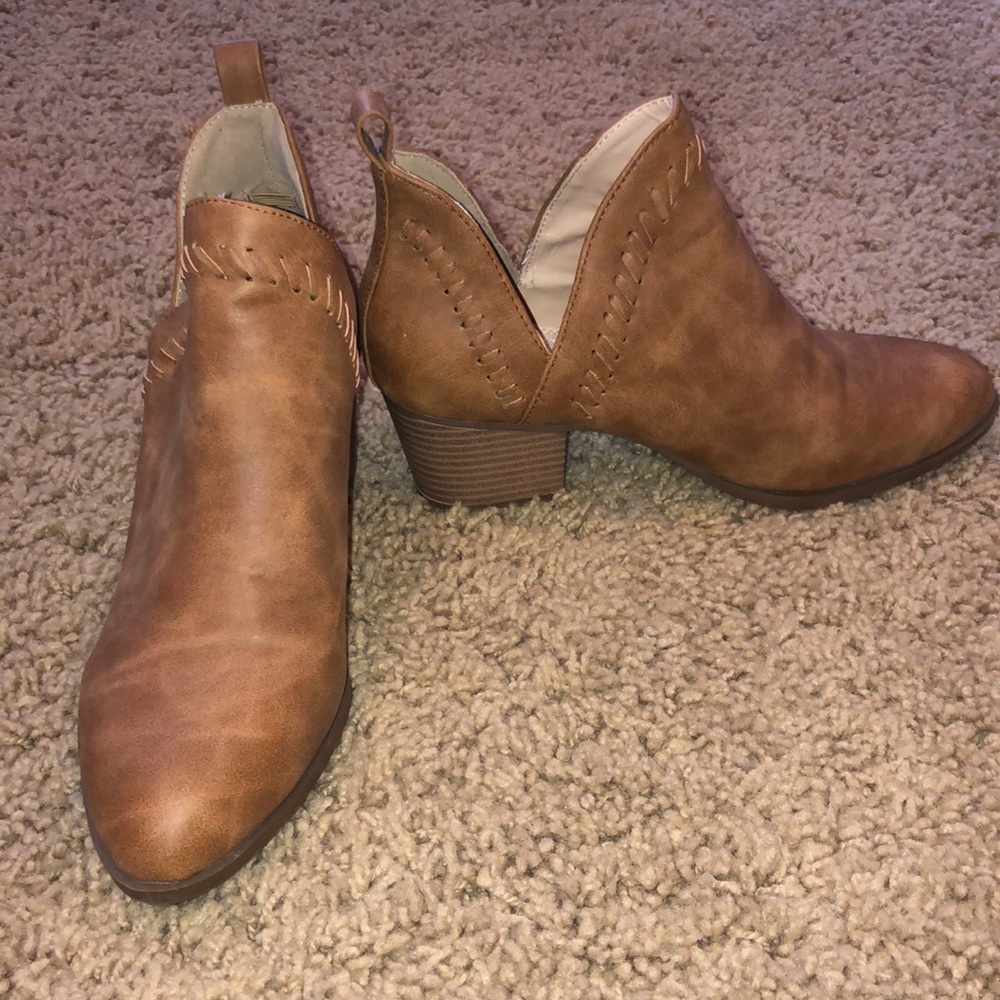 Side cut-out Ankle boots